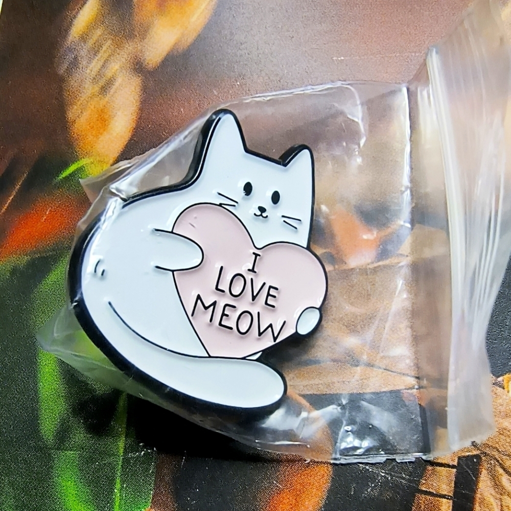 White cate with pink heart I Love Meow enamel pin backpack clothes hat bag denim